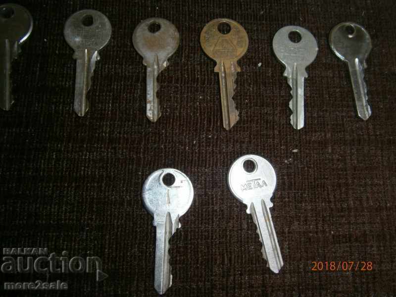 LOT 4 - 25 NUMBER OF KEYS - 7 LOT 4 - 25 NUMBER OF KEYS - 7