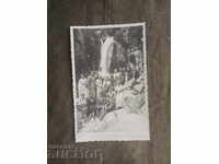 Turiști în fața unei cascade