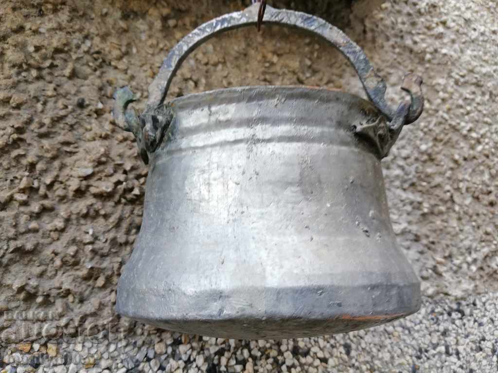 Auction  An old bacon, a baker, a pot, a boiler, a copper pot