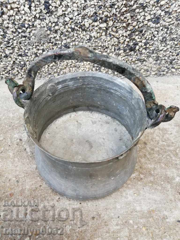 Delivery of An old bacon, a baker, a pot, a boiler, a copper pot