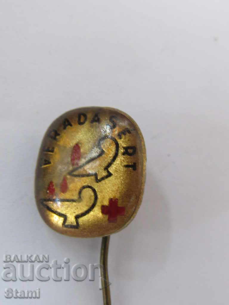 Delivery of Badge: VERADASERT-Red Cross, Hungary