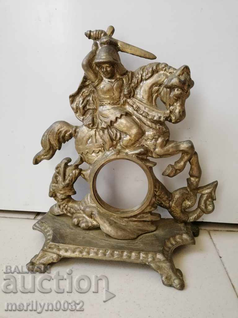 Ο Άγιος Γεώργιος και ο δράκος είναι άγαλμα του αγάλματος ενός ρολογιού