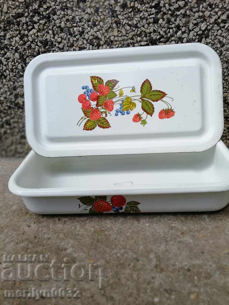 Auction Old enamel food box, enamel dish, jug Auction Old enamel food box, enamel dish, jug