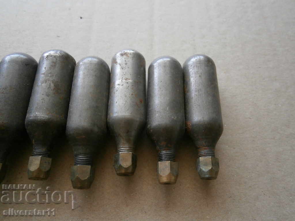 Delivery of carbonated water siphon chuck Delivery of carbonated water siphon chuck