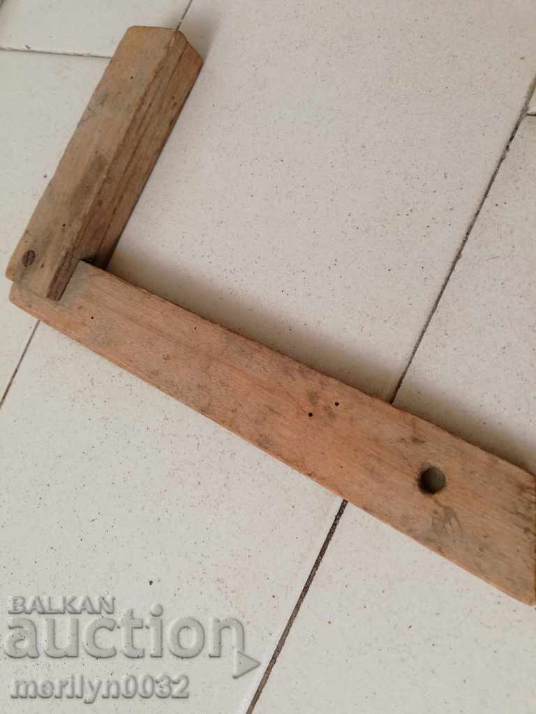 Unealtă veche din lemn de colț de tâmplărie cu preț 34.00 BGN | € 17.38