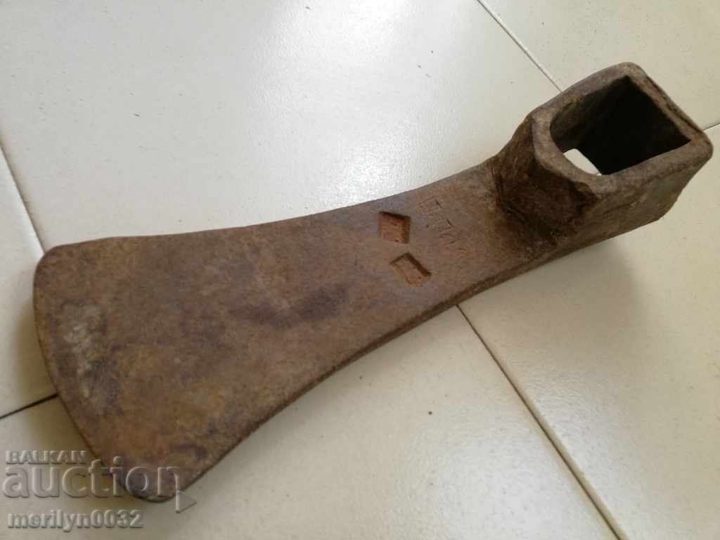 Old forged turntable, wrought iron, picking, tool, top with price 41.00 BGN | € 20.96 Old forged turntable, wrought iron, picking, tool, top with price 41.00 BGN | € 20.96