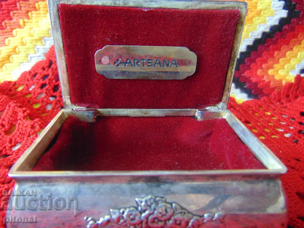 Auction  Collectible metal jewelry box