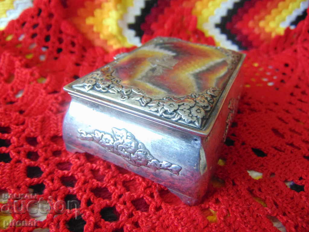 Delivery of Collectible metal jewelry box