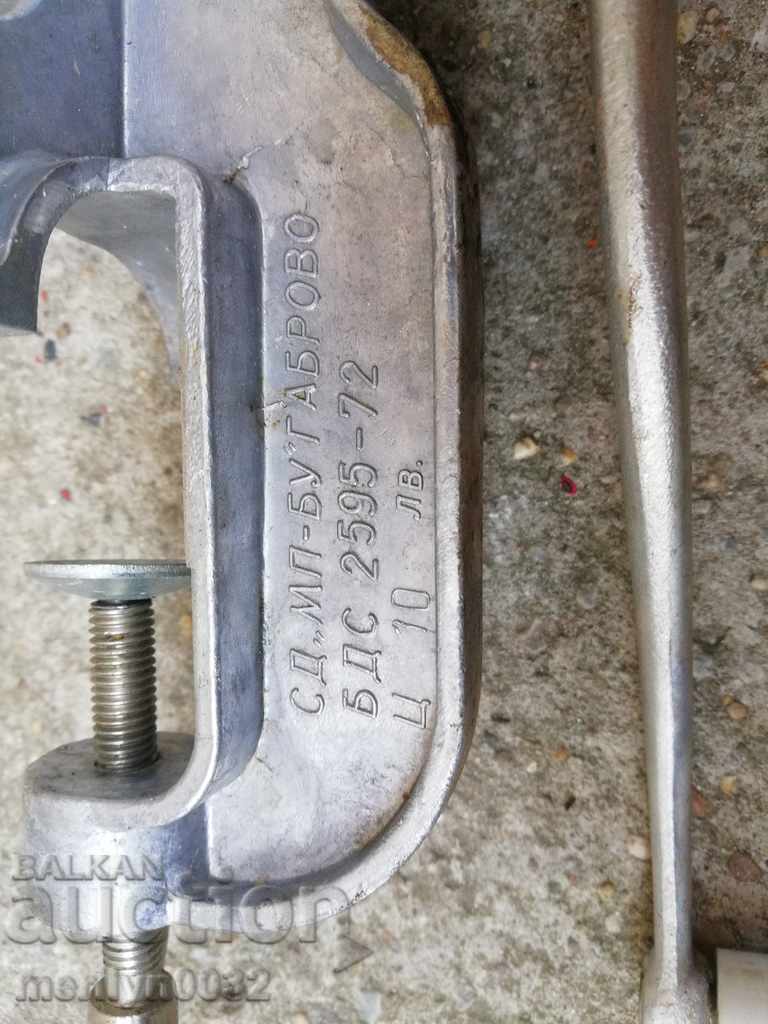 Auction  An old meat grinder, a milling machine