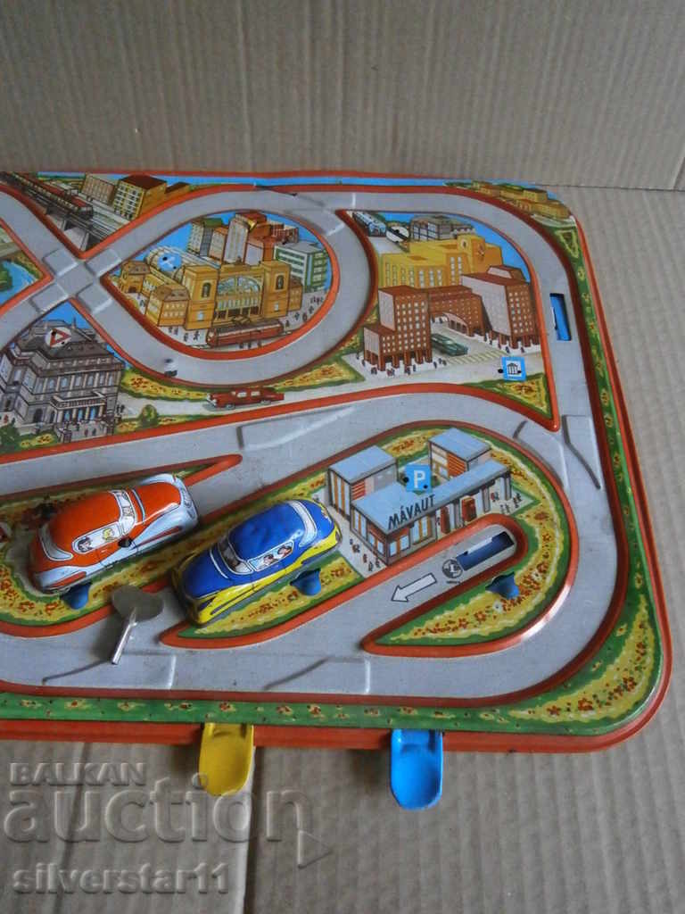 Auction a metal track with two metal trolleys and a key Auction a metal track with two metal trolleys and a key