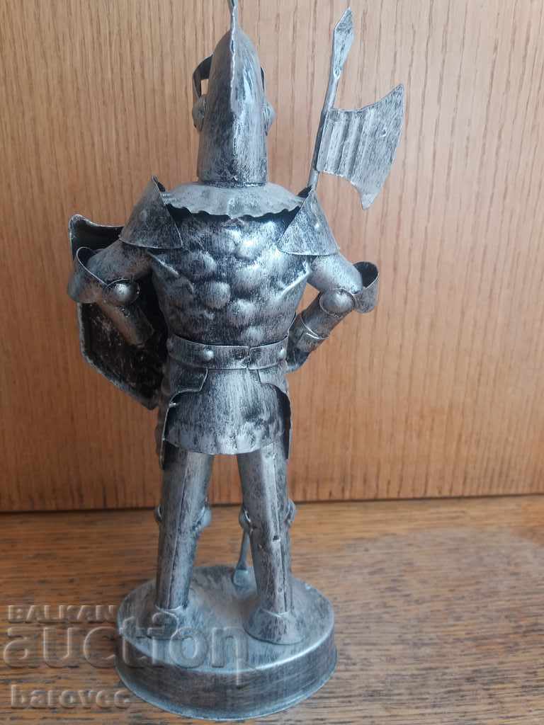 Μεταλλική μορφή ενός ιππότη με τιμή 29.99 BGN | € 15.33 Μεταλλική μορφή ενός ιππότη με τιμή 29.99 BGN | € 15.33