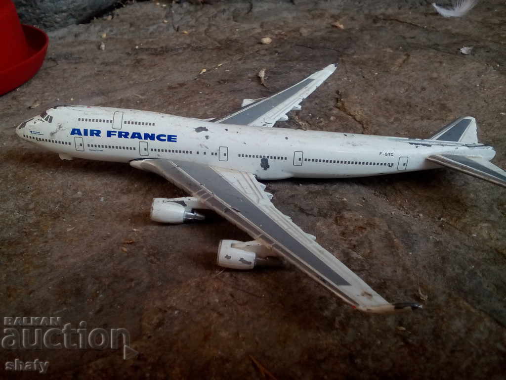 Delivery of Old metal plane. Delivery of Old metal plane.