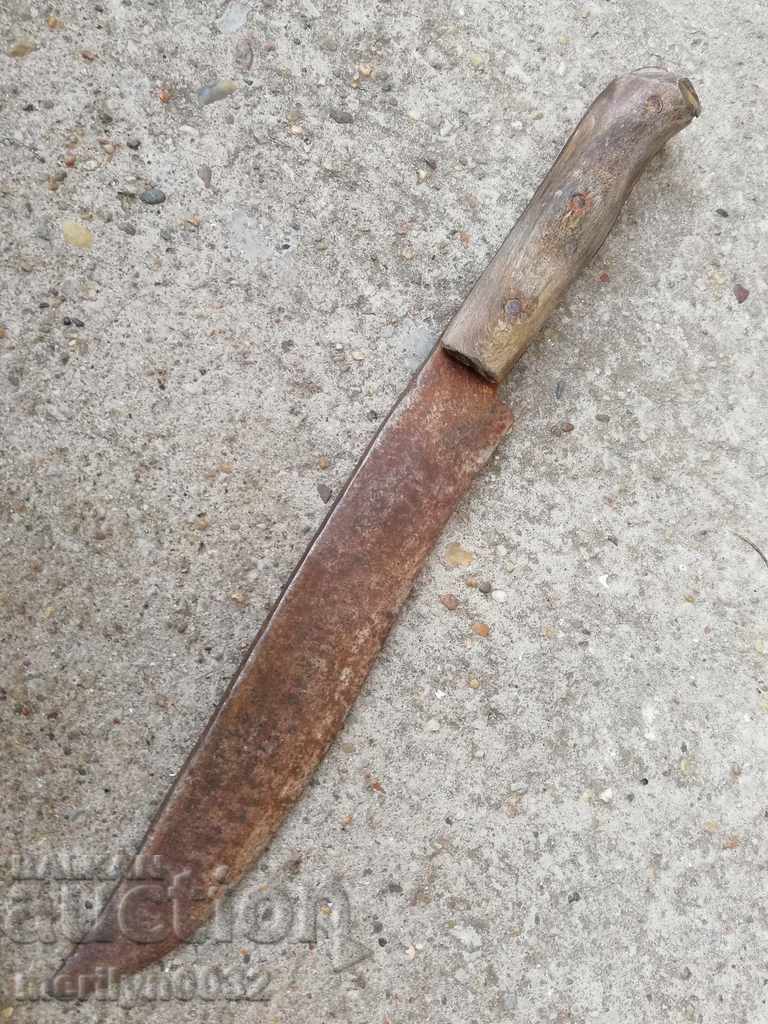 Ένα παλιό μαχαίρι με κέρατα βουβάλου χωρίς καραόκε καραόκε, ένα στιλέτο