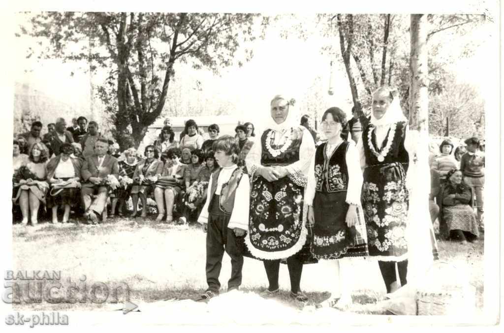Стара снимка - фолклор - Жени с носии на мегдана