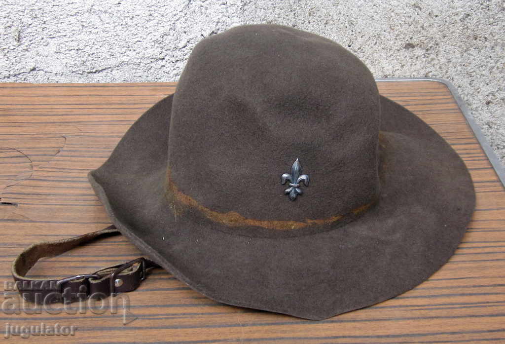 оригинална стара шапка с кокарда на бой скаут бойскаут