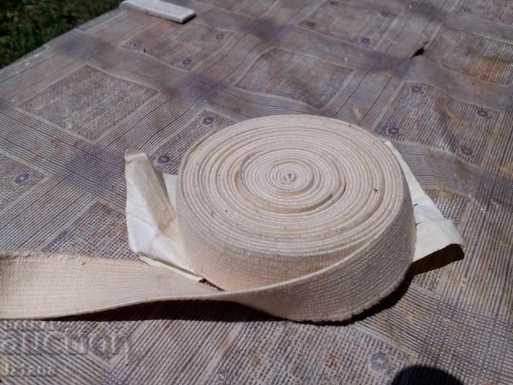 Livrarea O elastică veche pentru jartiere