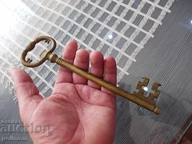 Large bronze key with price 40.00 BGN | € 20.45 Large bronze key with price 40.00 BGN | € 20.45
