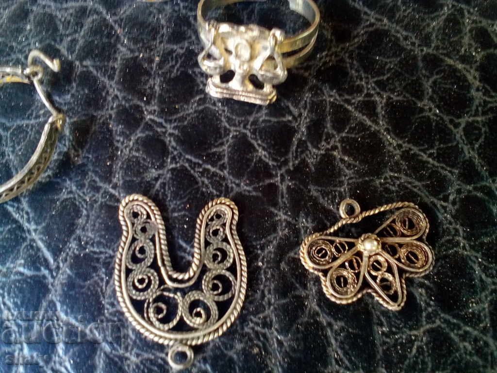 Παλιά κοσμήματα. Δαχτυλίδια. Σκουλαρίκια. με τιμή 65.00 BGN | € 33.23 Παλιά κοσμήματα. Δαχτυλίδια. Σκουλαρίκια. με τιμή 65.00 BGN | € 33.23