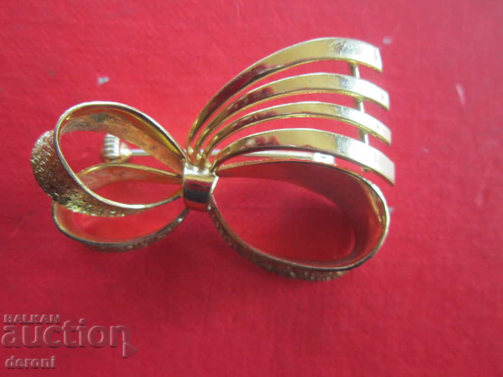 Auction  Great gold-plated brooch