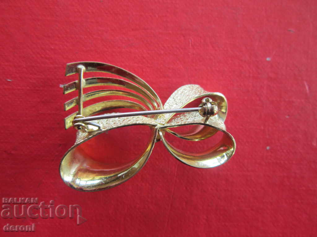 Delivery of Great gold-plated brooch