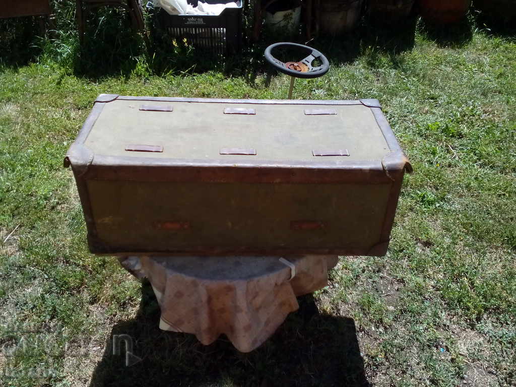 Auction An old military box Auction An old military box