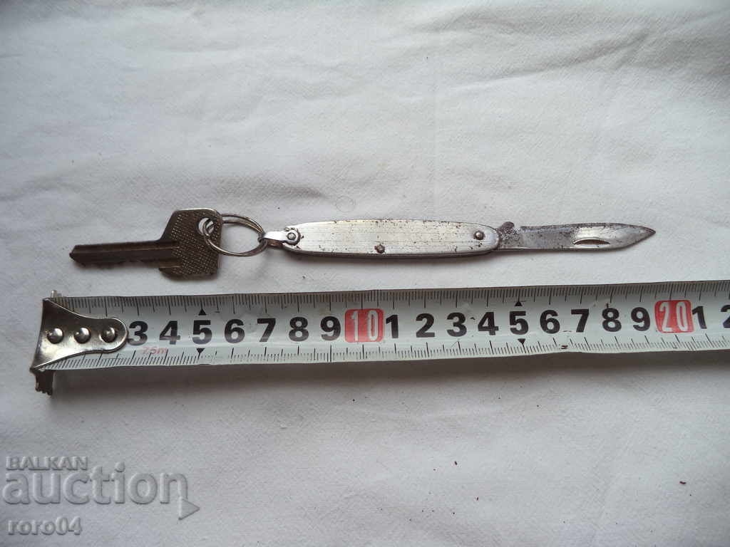 Auction  AN OLD BUTTER WITH LADDER KEY