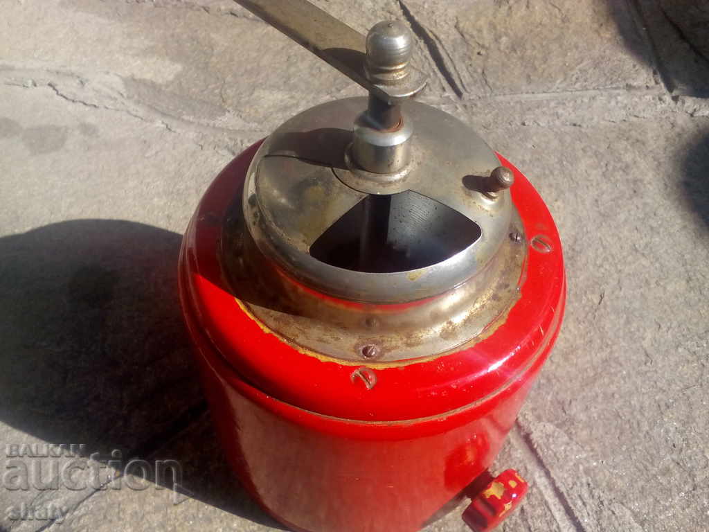 Μεγάλο παλιό μύλο. Καφετιέρα. με τιμή 50.00 BGN | € 25.56 Μεγάλο παλιό μύλο. Καφετιέρα. με τιμή 50.00 BGN | € 25.56