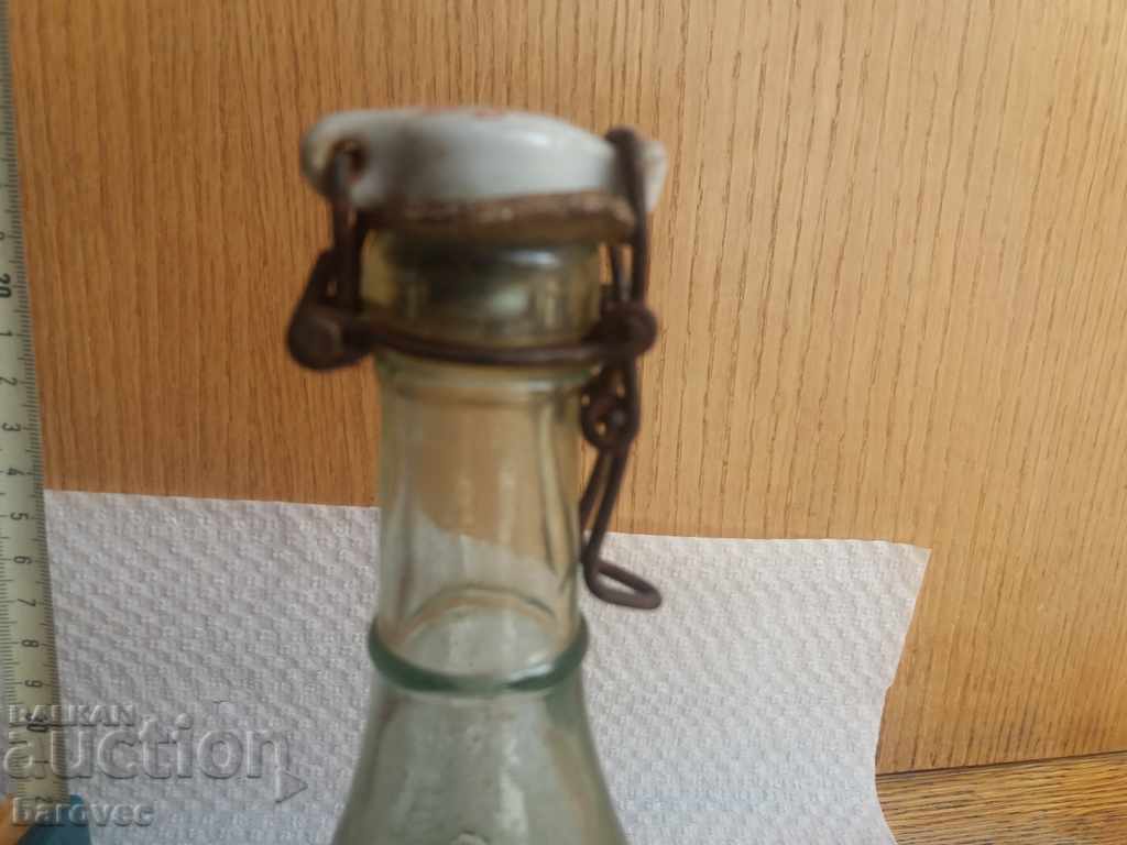 Δημοπρασία Πολύ παλιά γυάλινη φιάλη Δημοπρασία Πολύ παλιά γυάλινη φιάλη