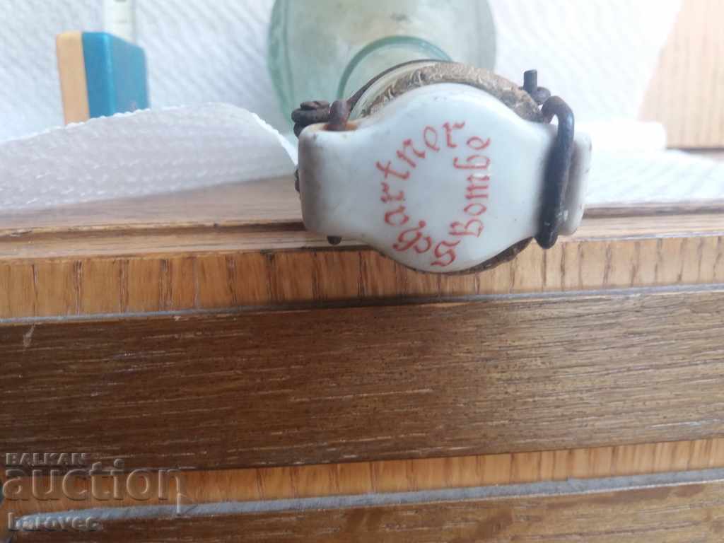 Παράδοση Πολύ παλιά γυάλινη φιάλη Παράδοση Πολύ παλιά γυάλινη φιάλη