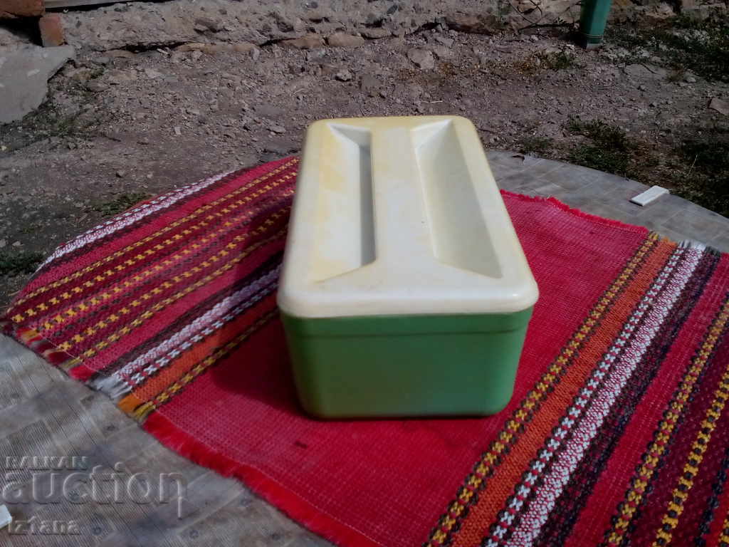 An old food box with price 5.00 BGN | € 2.56 An old food box with price 5.00 BGN | € 2.56