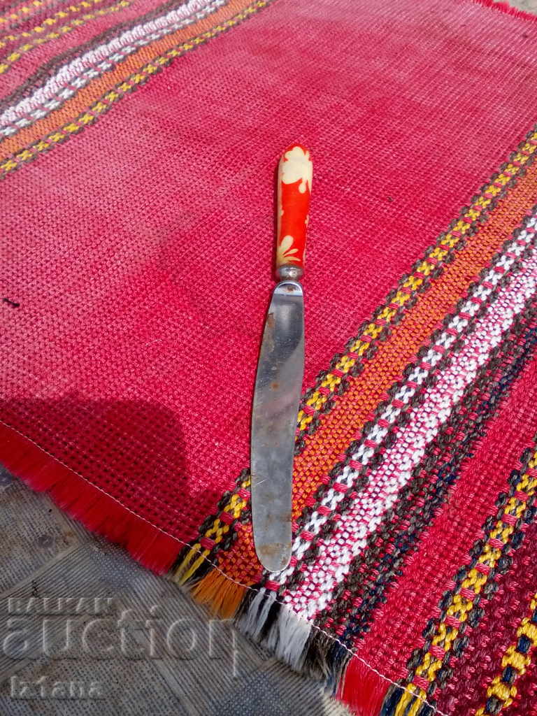 An old knife with price 5.00 BGN | € 2.56 An old knife with price 5.00 BGN | € 2.56