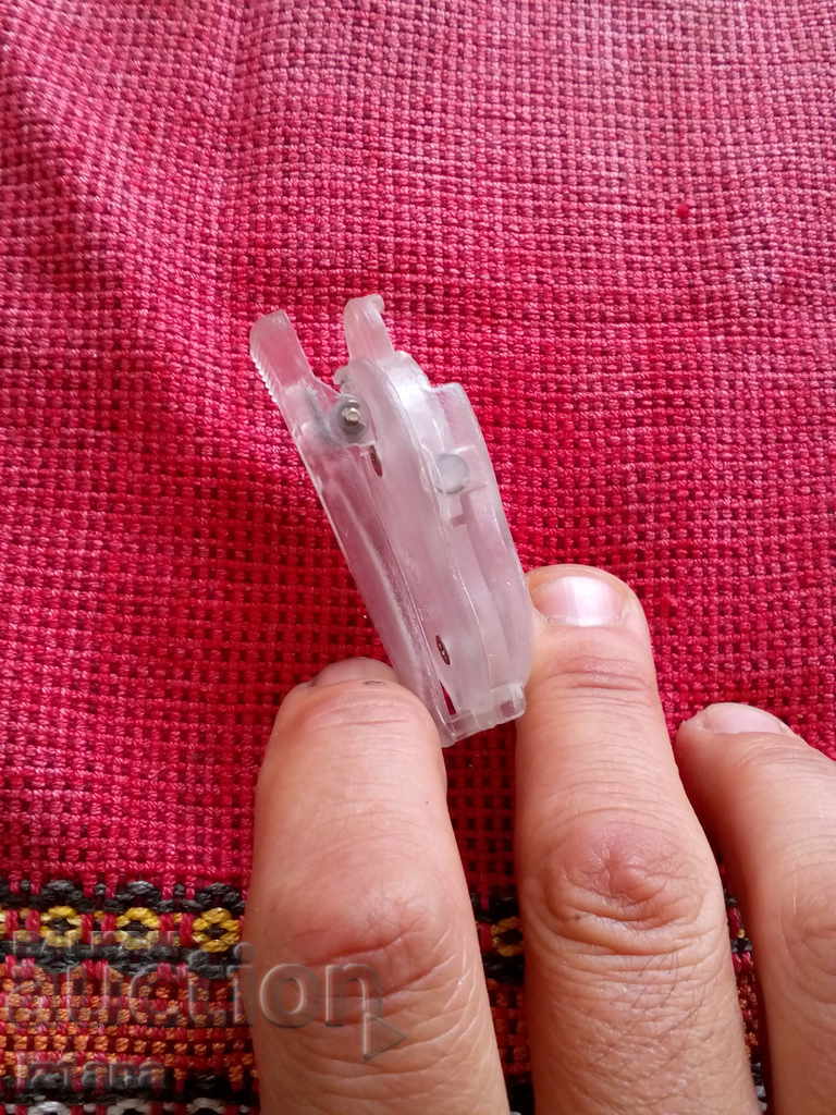 Old phone pinch with price 5.00 BGN | € 2.56 Old phone pinch with price 5.00 BGN | € 2.56
