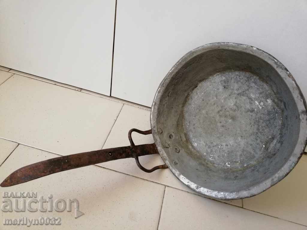 Delivery of An old copper pan, a baker, a tray, a copper pot, a household pot Delivery of An old copper pan, a baker, a tray, a copper pot, a household pot