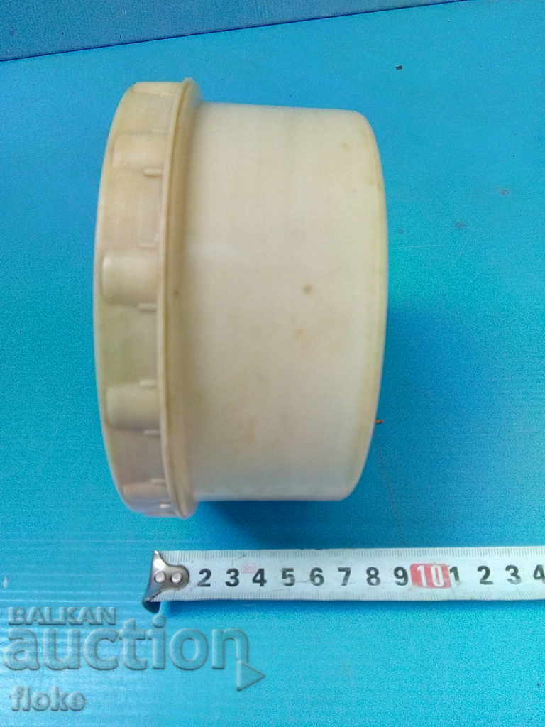 Пластмасова кутия-стара с цена 10.00 лв. | € 5.11