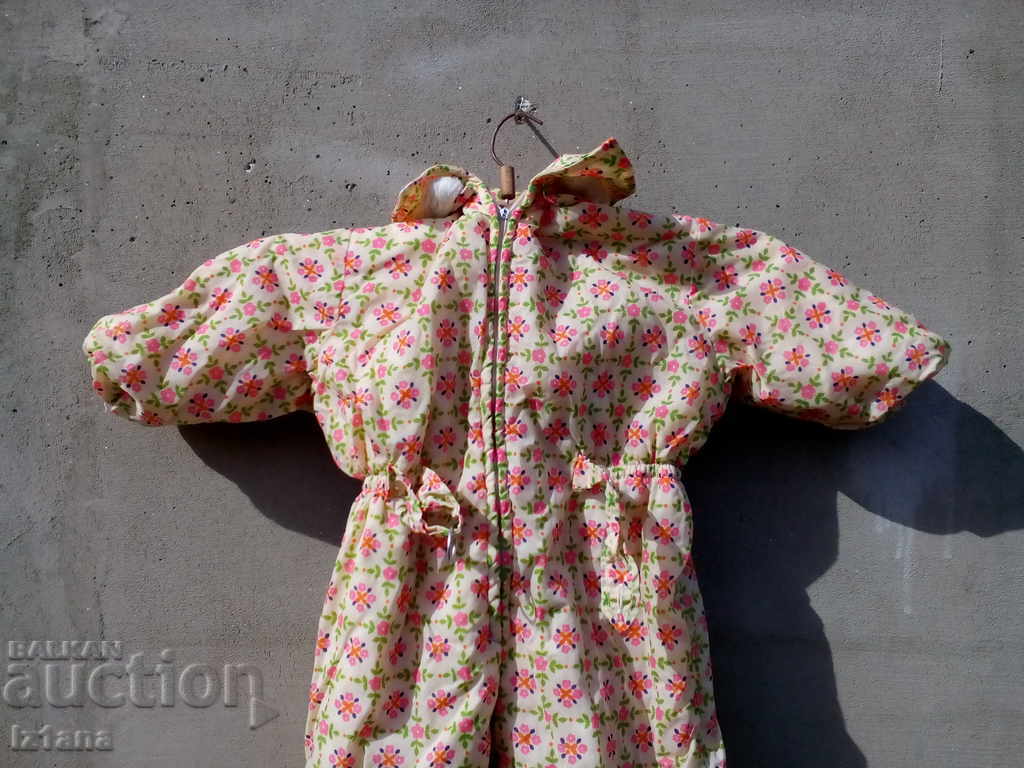Old children's overcoat with price 10.00 BGN | € 5.11 Old children's overcoat with price 10.00 BGN | € 5.11