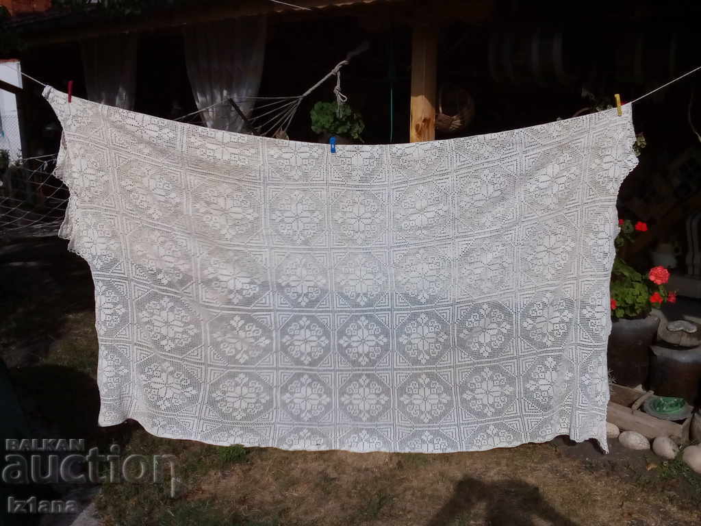 Стара плетена покривка за легло