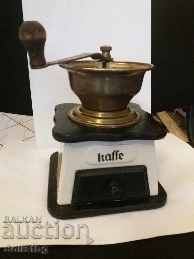 Old coffee grinders. - 6 Old coffee grinders. - 6