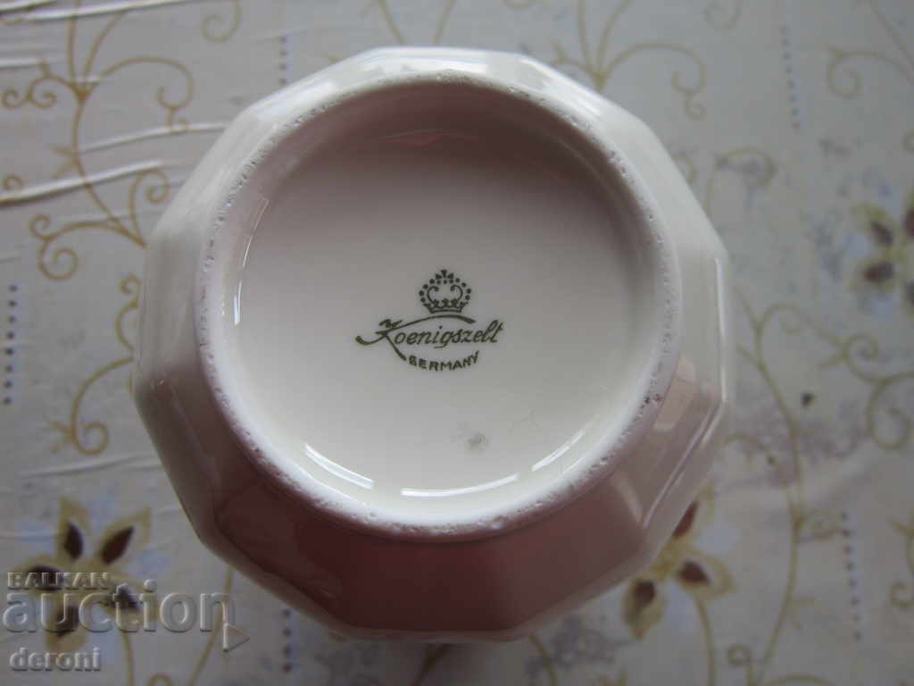 Delivery of Unique porcelain porcelain vase from Germany Delivery of Unique porcelain porcelain vase from Germany