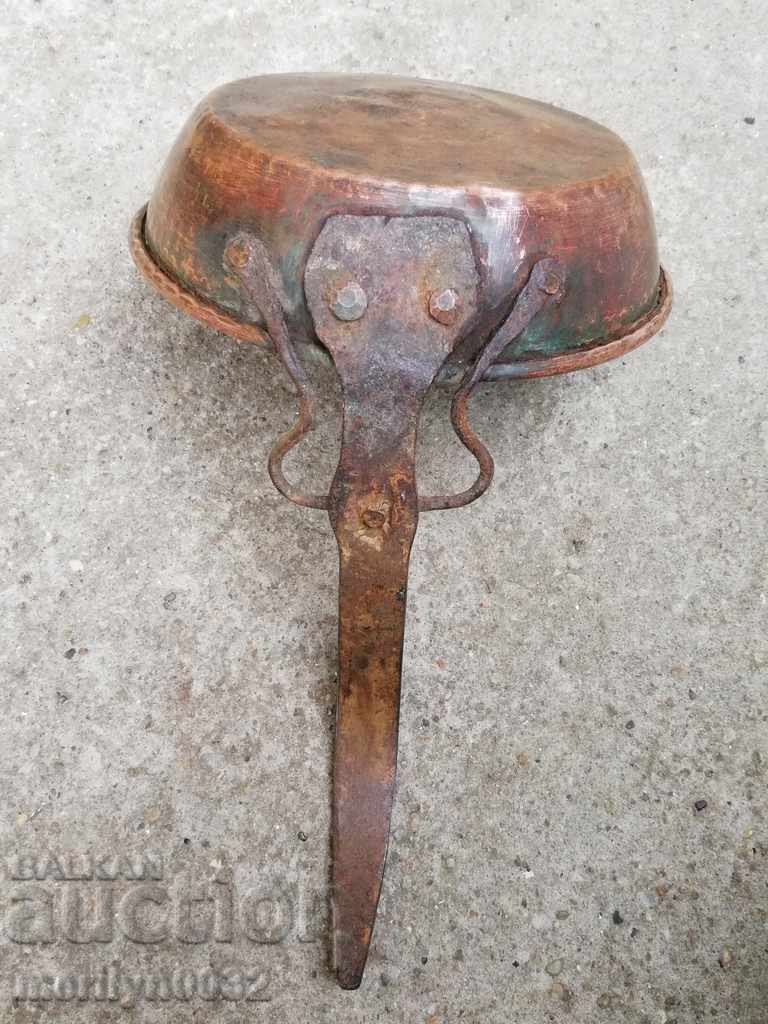 Auction An old copper pan, a baker, a tray, a copper pot Auction An old copper pan, a baker, a tray, a copper pot