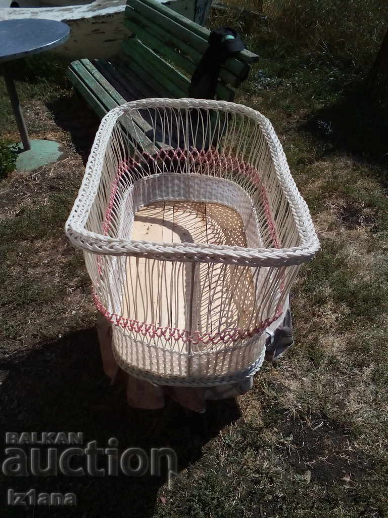 Старо бебешко кошче с цена 40.00 лв. | € 20.45 Старо бебешко кошче с цена 40.00 лв. | € 20.45