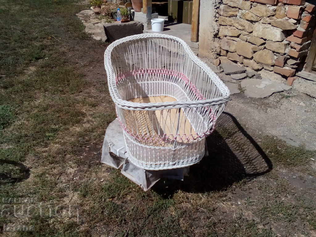 Доставка на Старо бебешко кошче Доставка на Старо бебешко кошче