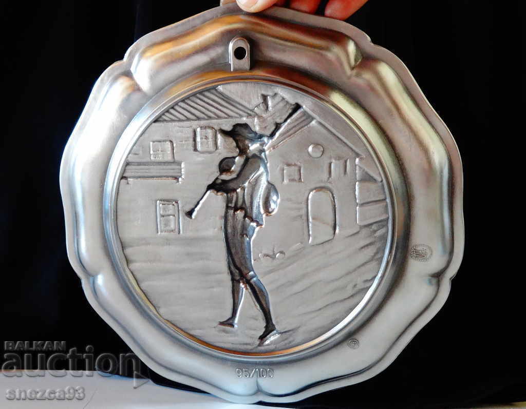 Auction Wall plate with embossed painting Highland Piper. Auction Wall plate with embossed painting Highland Piper.