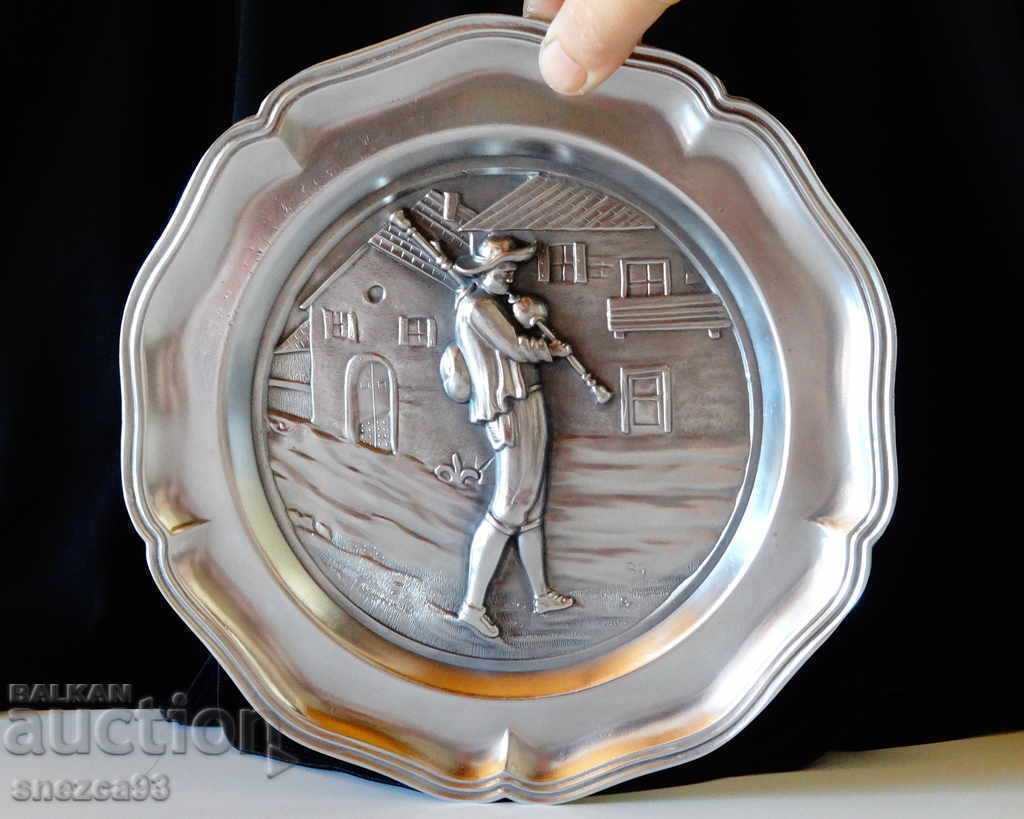 Wall plate with embossed painting Highland Piper. Wall plate with embossed painting Highland Piper.