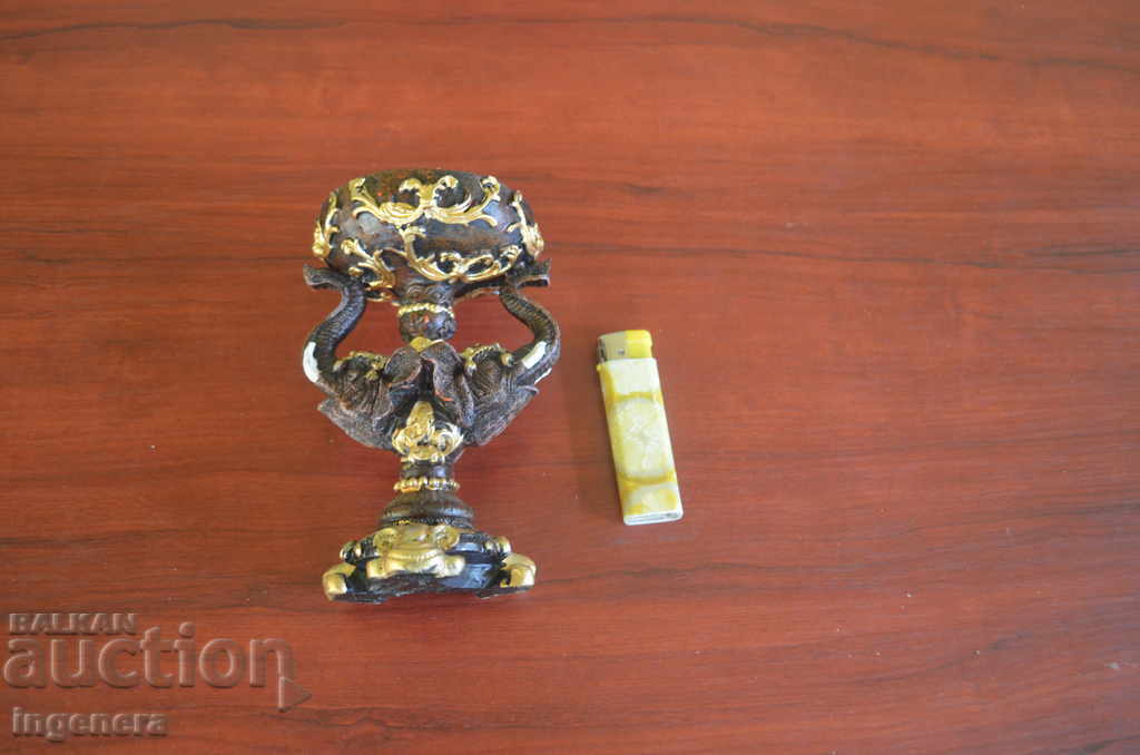 CANDLE HOLDER FOR A LARGE CANDLE