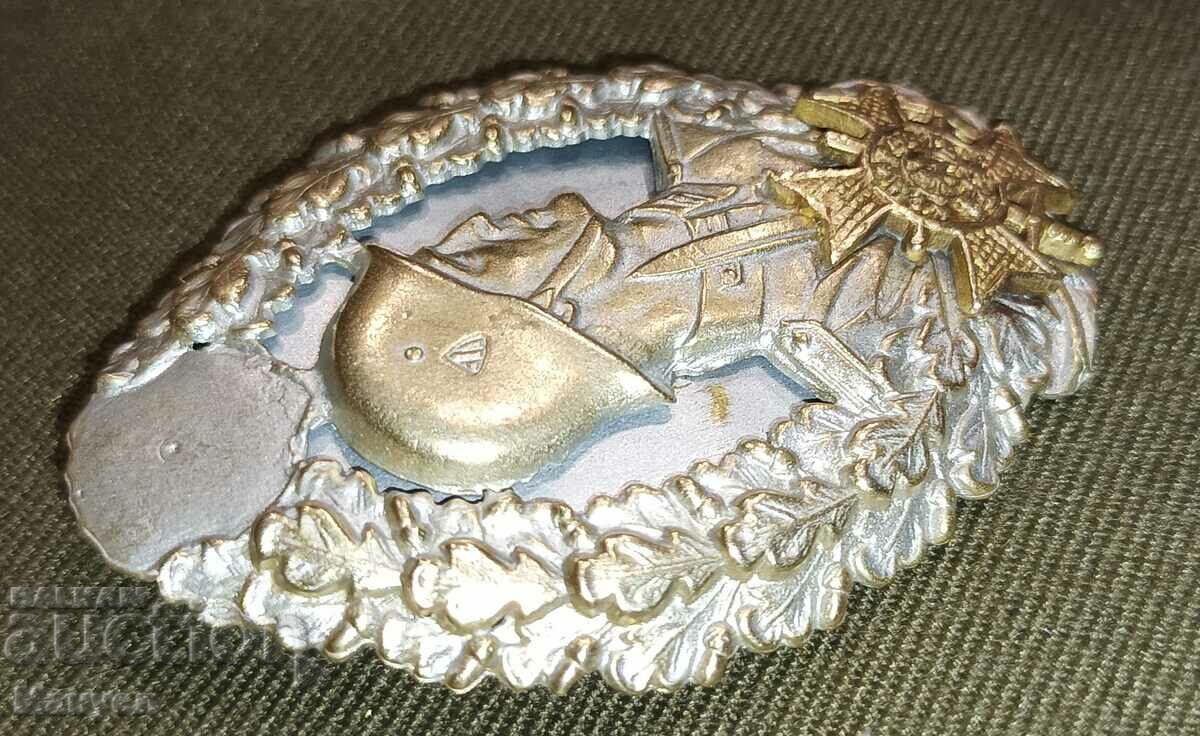 Παράδοση Πουλάω ένα βασιλικό σήμα πεζικού - σπάνιο θέμα. Παράδοση Πουλάω ένα βασιλικό σήμα πεζικού - σπάνιο θέμα.