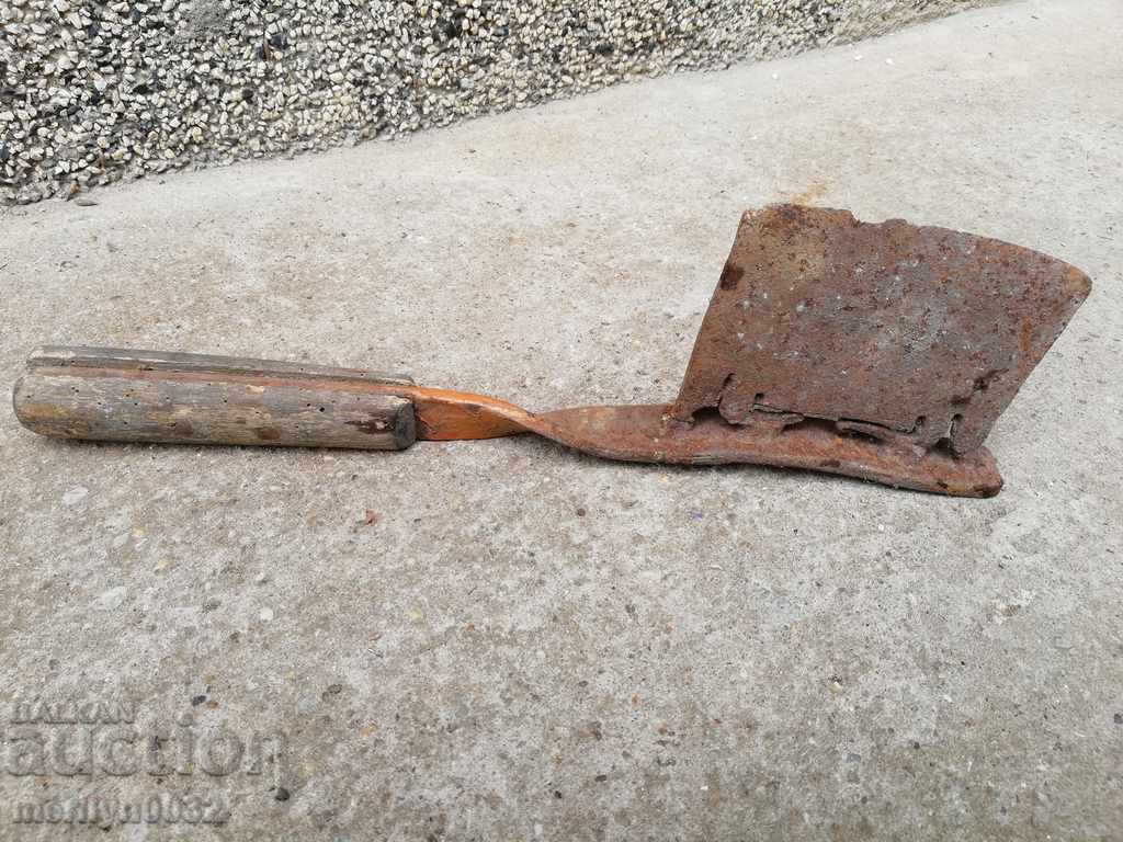 Licitație O brichetă veche de sautar cu tobe de sabie Licitație O brichetă veche de sautar cu tobe de sabie