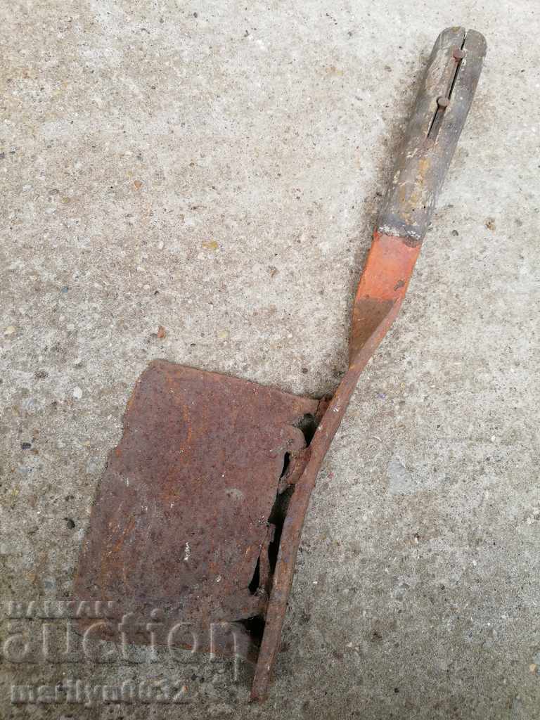 O brichetă veche de sautar cu tobe de sabie - 7 O brichetă veche de sautar cu tobe de sabie - 7