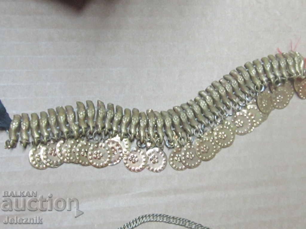 O mulțime de bijuterii etnografice antice cu preț € 175.00 | 342.27 BGN O mulțime de bijuterii etnografice antice cu preț € 175.00 | 342.27 BGN