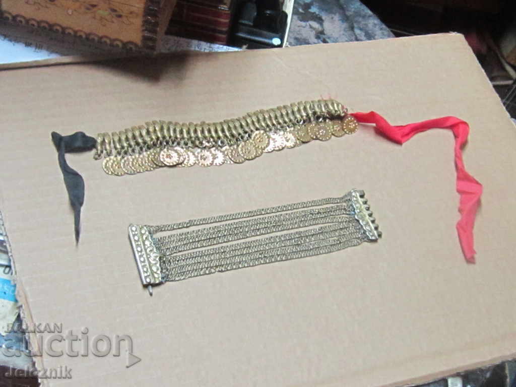 O mulțime de bijuterii etnografice antice O mulțime de bijuterii etnografice antice