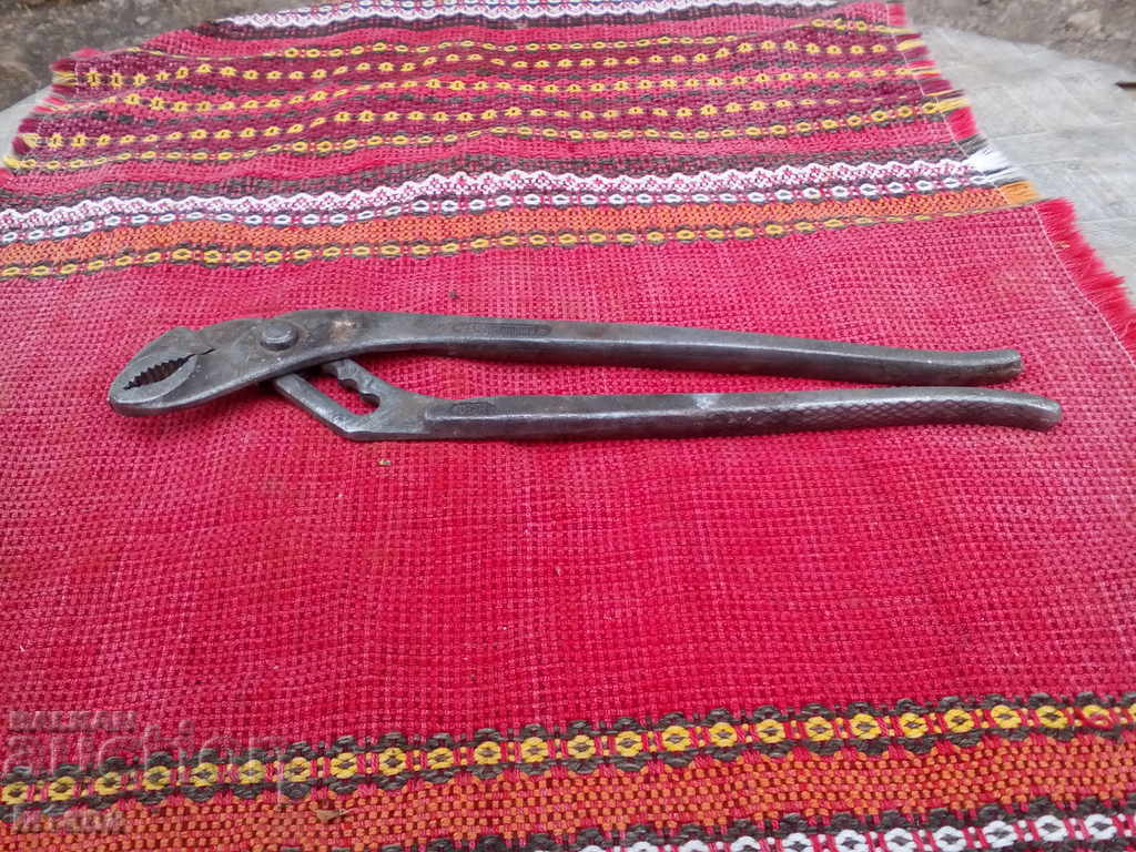 Old apprentice pliers Old apprentice pliers